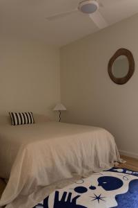 En eller flere senge i et værelse på La Costa Shoal Bay