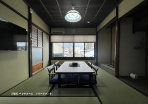 een eetkamer met een tafel en stoelen bij 宿すごろく in Nagahama +9 foto's