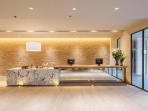 een lobby met receptie in een gebouw bij Clef Hotel Bangkok in Ban Khlong Samrong
