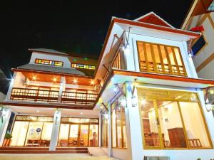 een winkel voor een gebouw 's nachts bij The Indigo House Phrae in Ban Rong Fong