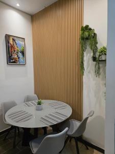 a dining room with a white table and chairs at Confort en La Unión in La Unión