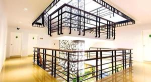 - un escalier dans une chambre avec une grande fenêtre dans l'établissement Tonkok Hotel, à Ban Fang Min