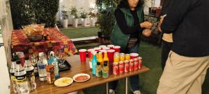 une table avec des bouteilles de boissons dessus dans l'établissement Hotel B Stays, à Gurgaon