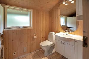 Et badeværelse på 13412-Asnaes-Sverrigsvej-1 + 13 billeder