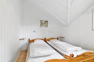 En eller flere senge i et værelse på 11118-Nykobing-Sj-Stranderbovej-33