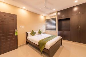 Rúm í herbergi á Treebo Adin Residence Chennai Trade Centre