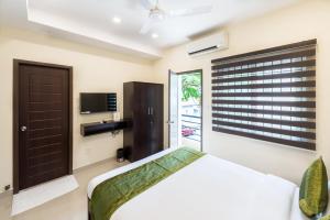 Rúm í herbergi á Treebo Adin Residence Chennai Trade Centre