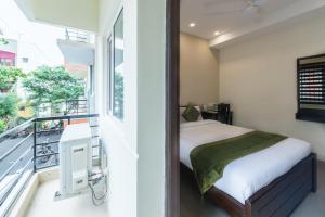 Rúm í herbergi á Treebo Adin Residence Chennai Trade Centre