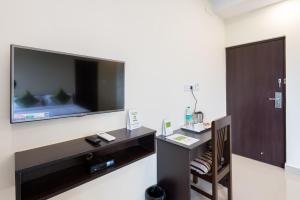 Sjónvarps- og/eða afþreyingartæki á Treebo Adin Residence Chennai Trade Centre