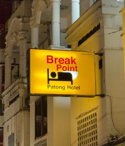 Et logo, certifikat, skilt eller en pris der bliver vist frem på Break Point Patong Hotel
