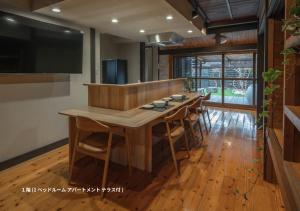 een eetkamer met een lange tafel en stoelen bij 宿すごろく in Nagahama