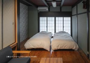 twee grote kussens op de vloer in een kamer bij 宿すごろく in Nagahama