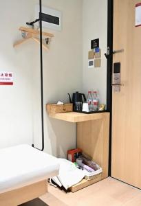 Postel nebo postele na pokoji v ubytování Beijing Tangfu Nanluoguxiang -wangfujing & Forbidden City Snack Street Hutong Culture Hotel