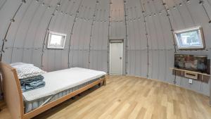 ein Schlafzimmer mit einem Bett in einem Zimmer in der Unterkunft Goseong Jjun Camping Pension in Goseong