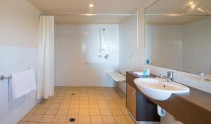 Koupelna v ubytování Broadbeach Savannah Resort