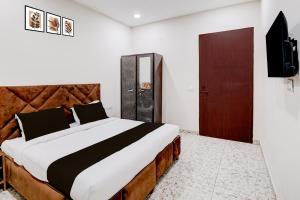卢迪亚纳Super Hotel O Neopolis Mall Ludhiana Formerly Silver Sky的一间带大床和电视的卧室 更多23张照片