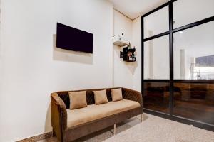 卢迪亚纳Super Hotel O Neopolis Mall Ludhiana Formerly Silver Sky的配有沙发和平板电视的客厅
