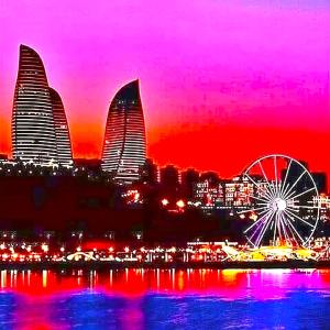 een skyline van de stad met een reuzenrad 's nachts bij Baku Khatai Hotel & Restaurant in Baku