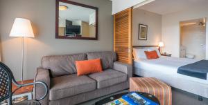 Postel nebo postele na pokoji v ubytování Broadbeach Savannah Resort