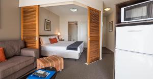 Postel nebo postele na pokoji v ubytování Broadbeach Savannah Resort