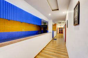 Ein Schulflur mit blauen und gelben Wänden in der Unterkunft Super Townhouse Auroville Beach Formerly De Heritage in Kottakupam