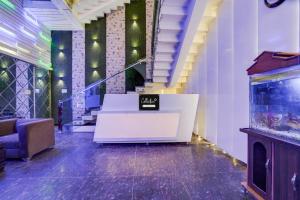 a lobby with a fish tank and stairs at Collection O Rudrapur Bus Stand Formerly Corinthian in Rāmpura