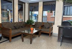 een woonkamer met banken en een salontafel bij Hotel Everest Nepal in Kathmandu