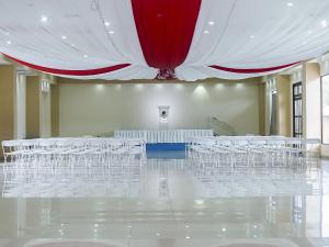 een kamer met een tafel met stoelen en een rode en witte tent bij Hotel Puerto Libre in Puerto Barrios
