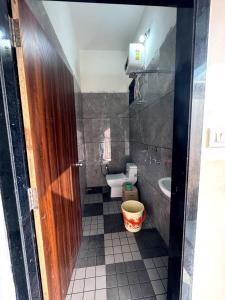 een badkamer met toilet en wastafel bij Takery Resort in Chittaurgarh +13 foto's