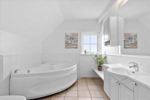 Et badeværelse på 11202-Nykobing-Sj-Havnevej-91-1-th + 13 billeder