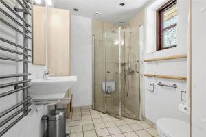 Et badeværelse på 10060-Nykobing-Sj-Lyngengen-34 + 14 billeder