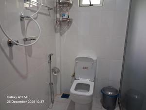 une petite salle de bain avec toilettes et douche dans l'établissement Mango Villa Hiriketiya, à Hiriketiya