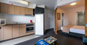 Kuchyň nebo kuchyňský kout v ubytování Broadbeach Savannah Resort