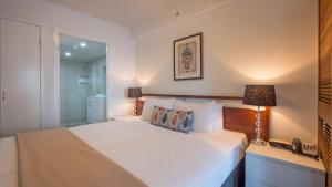 Postel nebo postele na pokoji v ubytování Broadbeach Savannah Resort + 37 fotografií