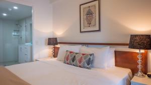Postel nebo postele na pokoji v ubytování Broadbeach Savannah Resort