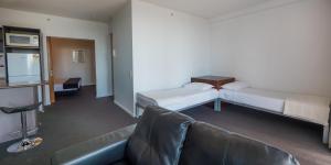 Postel nebo postele na pokoji v ubytování Broadbeach Savannah Resort