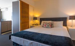 Postel nebo postele na pokoji v ubytování Broadbeach Savannah Resort
