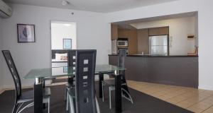 Kuchyň nebo kuchyňský kout v ubytování Broadbeach Savannah Resort