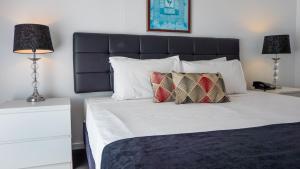 Postel nebo postele na pokoji v ubytování Broadbeach Savannah Resort