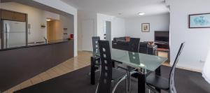 Kuchyň nebo kuchyňský kout v ubytování Broadbeach Savannah Resort