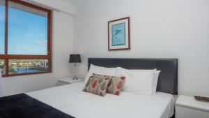 Postel nebo postele na pokoji v ubytování Broadbeach Savannah Resort