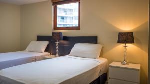 Postel nebo postele na pokoji v ubytování Broadbeach Savannah Resort