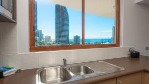 Kuchyň nebo kuchyňský kout v ubytování Broadbeach Savannah Resort