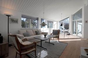 een woonkamer met een bank en een tafel bij 10070-Rorvig-Kirkestien-25 in Rørvig