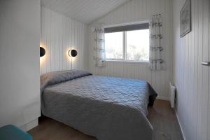 een slaapkamer met een bed en een raam bij 10070-Rorvig-Kirkestien-25 in Rørvig