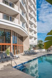 Bazén v ubytování Broadbeach Savannah Resort nebo v jeho okolí