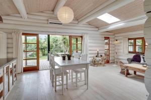 een grote woonkamer met een tafel en stoelen bij 12254-Nykobing-Sj-Peter-Andersensvej-5 in Tjørneholm
