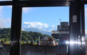 Pemandangan gunung umum atau pemandangan gunung yang diambil dari hotel