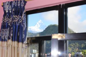 Pemandangan gunung umum atau pemandangan gunung yang diambil dari hotel