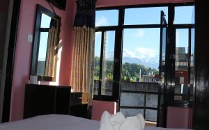 Pemandangan gunung umum atau pemandangan gunung yang diambil dari hotel